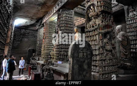 Zichang, Province de Shaanxi en Chine. 20 mai, 2015. Personnes visitent une grotte dans l'opération and Ville de Zichang, comté du nord-ouest de la Chine, dans la province de Shaanxi, du 20 mai 2015. Les 1 600 ans, l'opération and Town a la montagne Zhongshan bien conservé des grottes et d'autres architectures de l'antiquité. © Tao Ming/Xinhua/Alamy Live News Banque D'Images