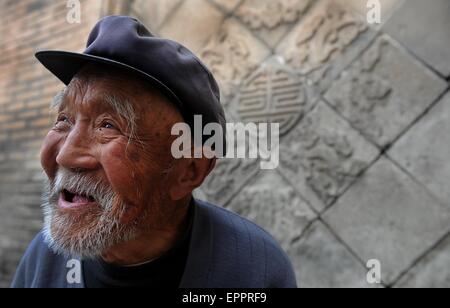 Zichang, Province de Shaanxi en Chine. 20 mai, 2015. Jia Wenyu résident, 85, parle de sa maison ancienne dans l'opération and Ville de Zichang, comté du nord-ouest de la Chine, dans la province de Shaanxi, du 20 mai 2015. Les 1 600 ans, l'opération and Town a la montagne Zhongshan bien conservé des grottes et d'autres architectures de l'antiquité. © Tao Ming/Xinhua/Alamy Live News Banque D'Images