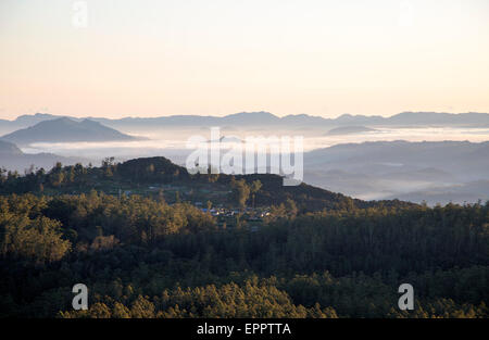 Nuages au petit matin près de Nuwara Eliya vue depuis le parc national de Horton Plains, le Sri Lanka, l'Asie Banque D'Images