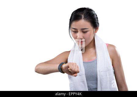 Jeunes femmes athlètes contrôle smartwatch Banque D'Images