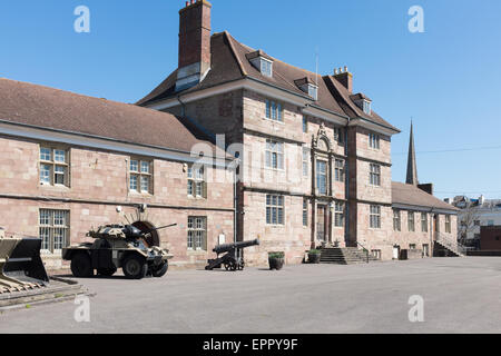 Le Château et Musée du Régiment à Monmouth, Wales museum bénévoles Banque D'Images