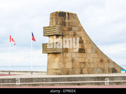 Un grand monument en pierre sur Omaha Beach, Normandie, France commémore l'un des sites les plus importants du 6 juin 1944 D-Day. Banque D'Images