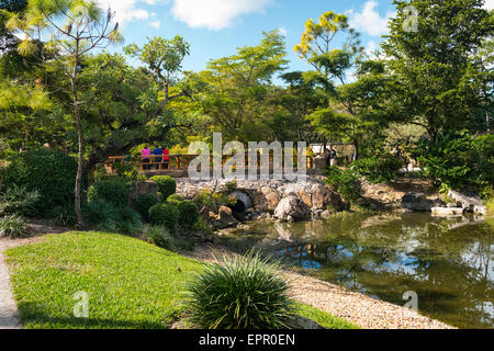 Floride , Del Ray Beach , Musée Morikami & Park , Roji-En , les jardins japonais de gouttes d'eau arbres lac rosée & pont jaune Banque D'Images