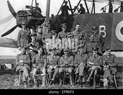 Dirigeants de 207e Escadron, Force aérienne indépendante, à Ligescourt aérodrome, Crécy, France, le 29 août 1918. Les travaux sur la mécanique derrière eux un Handley Page O/400 bomber Banque D'Images