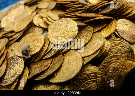 Les plongeurs découvrent un trésor de 2000 pièces d'or de la période fatimide (xie siècle) dans l'ancien port de Césarée Banque D'Images