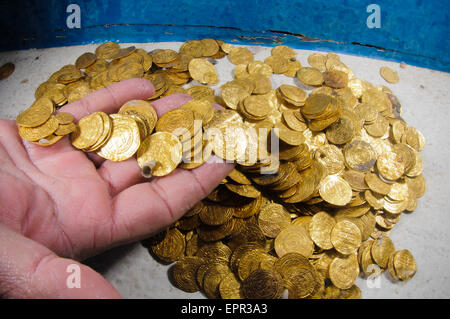 Les plongeurs découvrent un trésor de 2000 pièces d'or de la période fatimide (xie siècle) dans l'ancien port de Césarée Banque D'Images