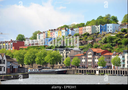 Maisons colorées donnant sur le port de Bristol. Banque D'Images