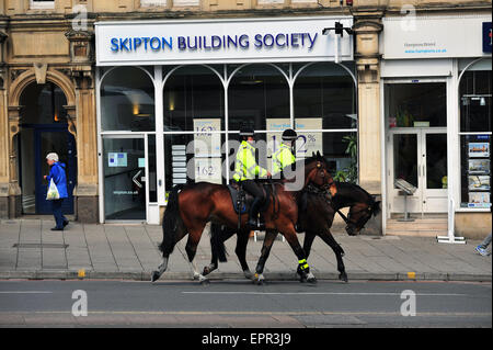 Deux agents de police à cheval dans une rue de Bristol. Banque D'Images