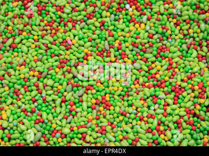 Bonbons colorés de praline un arrière-plan ou de texture Banque D'Images