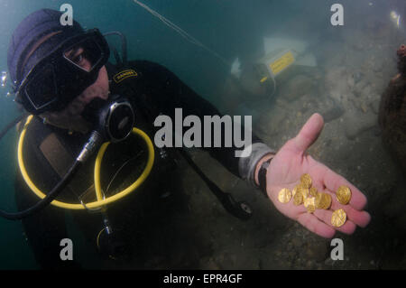 Les plongeurs découvrent un trésor de 2000 pièces d'or de la période fatimide (xie siècle) dans l'ancien port de Césarée Banque D'Images