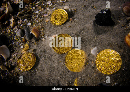 Les plongeurs découvrent un trésor de 2000 pièces d'or de la période fatimide (xie siècle) dans l'ancien port de Césarée Banque D'Images