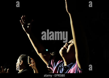 Jérusalem, Israël. 21 mai 2015. Des chrétiens sont balayés par la spiritualité et les émotions accablantes au pouvoir21 Congrès mondial à la Pais Arena Stadium à Jérusalem. Des milliers de chrétiens du monde entier se sont réunis à Israël dans un appel à tous les croyants pour célébrer la Pentecôte, dans le pays de la Pentecôte". Credit : Alon Nir/Alamy Live News Banque D'Images