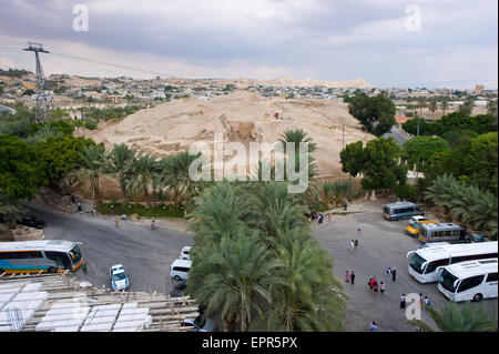 Jéricho, ISRAËL - OCT 15, 2014 : les touristes visitant la ville la plus ancienne au monde Jéricho aussi appelé Tell es-Sultan. Le monticule est Banque D'Images