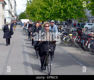 Les cyclistes sur la piste cyclable le long de l'égard Frederiksborggade Nørreport Station dans le centre de Copenhague à la fin de la matinée aux heures de pointe. Copenhague, Danemark. Banque D'Images