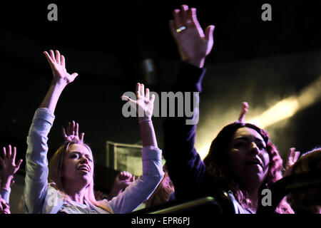 Jérusalem, Israël. 21 mai 2015. Des chrétiens sont balayés par la spiritualité et les émotions accablantes au pouvoir21 Congrès mondial à la Pais Arena Stadium à Jérusalem. Des milliers de chrétiens du monde entier se sont réunis à Israël dans un appel à tous les croyants pour célébrer la Pentecôte, dans le pays de la Pentecôte". Credit : Alon Nir/Alamy Live News Banque D'Images