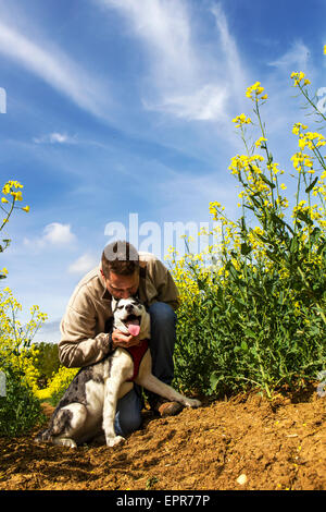 Chiot heureux avec son maître Banque D'Images