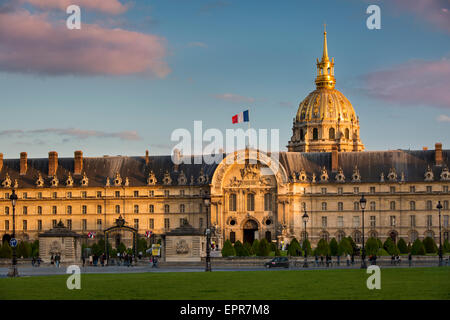 Soirée au-dessus de l'Hôtel les Invalides de Napoléon et le dôme de l'Eglise Saint Louis des Invalides, Paris, France Banque D'Images