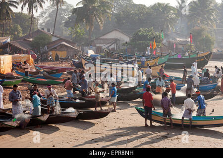 Bateaux de pêche sur la plage, Murudeshwar, Karnataka, Inde, Asie Banque D'Images