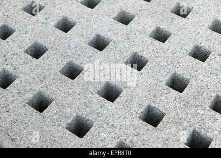 Surface de granit percée de trous carrés Banque D'Images