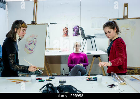Les étudiants de l'Université pour les arts créatifs (UCA) exerçant leurs compétences en peinture à une session de portrait Banque D'Images