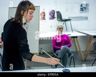 Les étudiants de l'Université pour les arts créatifs (UCA) exerçant leurs compétences en peinture à une session de portrait Banque D'Images