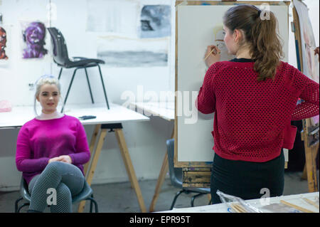 Les étudiants de l'Université pour les arts créatifs (UCA) exerçant leurs compétences en peinture à une session de portrait Banque D'Images