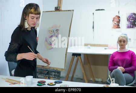 Les étudiants de l'Université pour les arts créatifs (UCA) exerçant leurs compétences en peinture à une session de portrait Banque D'Images