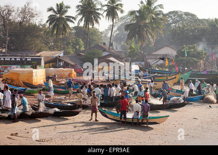 Bateaux de pêche sur la plage, Murudeshwar, Karnataka, Inde, Asie Banque D'Images