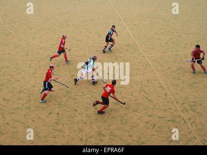 Joueurs de hockey en action sur un terrain artificiel Banque D'Images