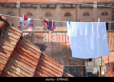 Bikini et serviette accrochés pour sécher sur un toit ligne de lavage Banque D'Images