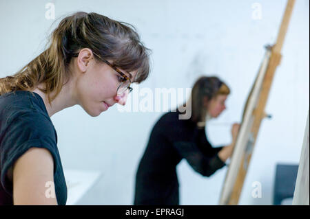 Les étudiants de l'Université pour les arts créatifs (UCA) exerçant leurs compétences en peinture à une session de portrait Banque D'Images