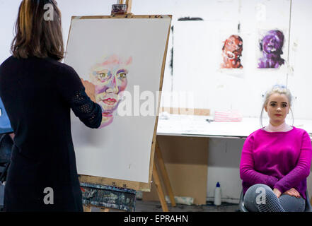 Les étudiants de l'Université pour les arts créatifs (UCA) exerçant leurs compétences en peinture à une session de portrait Banque D'Images