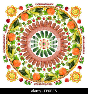 Résumé L'alimentation carrés mandala fabriqué à partir des fruits, des légumes, des saucisses et des pâtisseries. Collage isolé fait main Banque D'Images