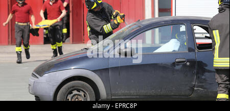 Les pompiers au cours d'une pratique de la simulation d'accident Banque D'Images