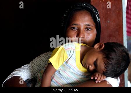 Aceh, Indonésie. 21 mai, 2015. Une femme réfugiée Rohingyas tient son enfant à un abri temporaire en Orient Aceh, Indonésie, 21 mai 2015. L'Indonésie a fourni des abris pour plus de 1 000 réfugiés Rohingyas après qu'ils ont été sauvé par les pêcheurs de la mer au large de la côte d'Aceh la semaine dernière. © Junaidi/Xinhua/Alamy Live News Banque D'Images