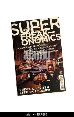 Un exemplaire de poche SuperFreakonomics par Steven D. Levitt et Stephen J. Dubner. Banque D'Images