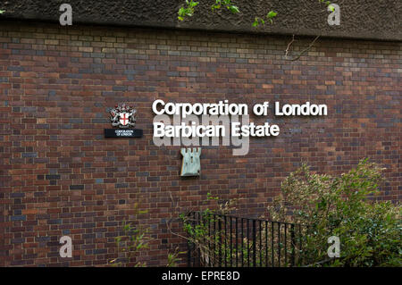 Corporation of London Barbican Estate signe sur mur de briques. Banque D'Images