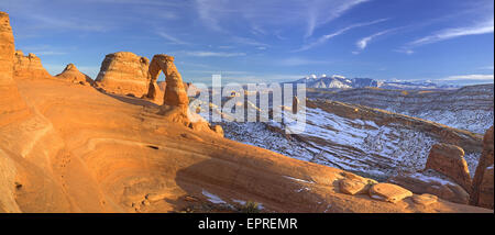 Delicate Arch brille comme le soleil se couche sur Arches National Park, Utah. Banque D'Images