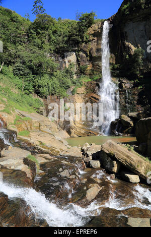Cascades de Ramboda Oya river, Ramboda, Nuwara Eliya, Province du Centre, au Sri Lanka, en Asie Banque D'Images