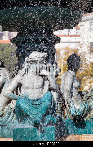 Fontaine sur la place Rossio à Lisbonne - Portugal Banque D'Images