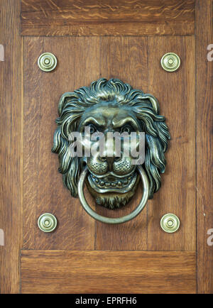 Tête de Lion heurtoir dans Palais royal sur l'eau dans le parc Lazienki à Varsovie, Pologne Banque D'Images