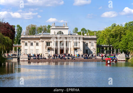Palais néoclassique sur l'eau du dernier roi polonais Stanislaw August Poniatowski dans vistited Lazienki (bains) par des personnes Banque D'Images