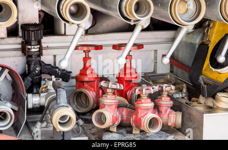 Équipements et outils des pompiers au feu éteint Banque D'Images