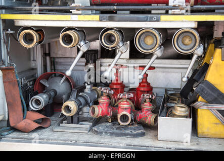 Équipements et outils des pompiers au feu éteint Banque D'Images