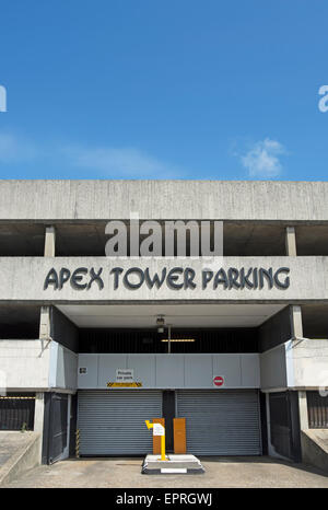 Façade de la tour de l'apex, un parking de stationnement desservant l'immeuble de bureaux de la tour de l'apex à New Malden, Surrey, Angleterre Banque D'Images