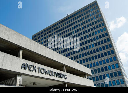 Façade de la tour de l'apex, un parking de stationnement desservant l'immeuble de bureaux de la tour de l'apex à New Malden, Surrey, Angleterre Banque D'Images