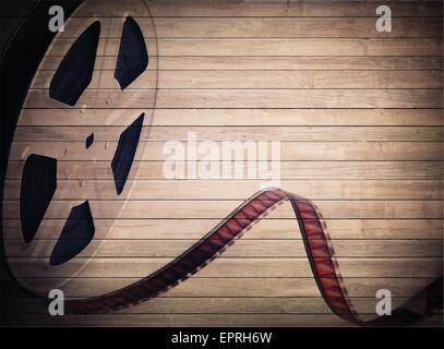 Vieille motion photo bobine avec bande de film sur planches en bois brun. Vintage background. Illustration de Vecteur