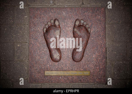 Empreinte sculpté dans Vecriga le quartier de la vieille ville de Riga, capitale de la République de Lettonie sur la Voie balte ou chaîne de la Baltique qui a été une manifestation politique pacifique soviétique qui a eu lieu le 23 août 1989. Environ deux millions de personnes ont rejoint leurs mains pour former une chaîne humaine s'étendant sur 675,5 kilomètres (419,7 mi) à travers les trois États baltes - RSS d'Estonie, RSS de Lettonie, de Lituanie et d'Ukraine, les républiques de l'Union soviétique. Banque D'Images