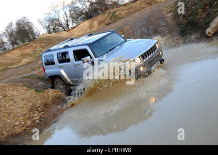 Hummer H3 la conduite hors route éclaboussant par l'eau profonde Banque D'Images