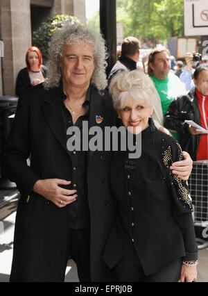 Londres, Royaume-Uni. 21 mai, 2015. Brian May et Anita Dobson assister à la ''Ivor Novello Awards'' au Grosvenor House Hotel. Credit : Ferdaus Shamim/ZUMA/Alamy Fil Live News Banque D'Images